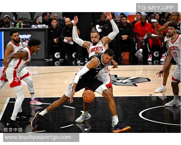 文班亚马半场表现抢眼8中4斩获15分5篮板3助攻1抢断4盖帽展现统治力